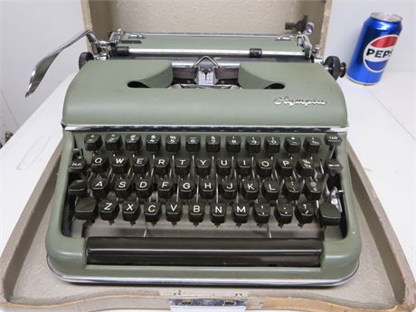 Olympia Delux Type Writer Beautiful!!