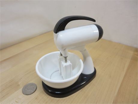 Vintage Plastic Mixer Salt & Pepper. Perfect Shape!! Very Cool! Unsigned